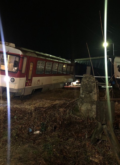 Nehoda na koľajniciach. Vlak sa po náraze vykoľajil