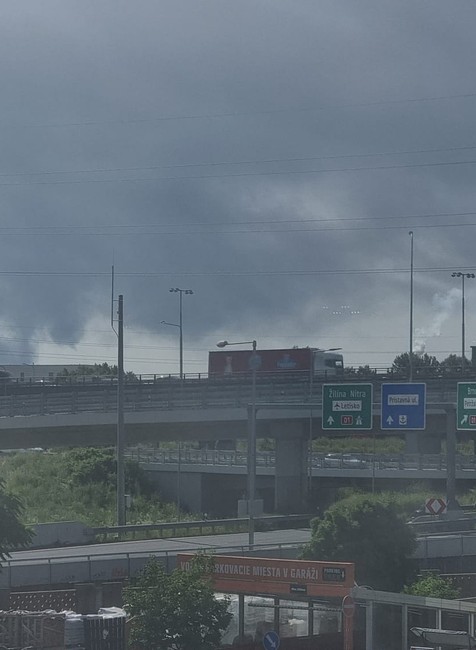 požiar v Rovinke – pohľad z BA