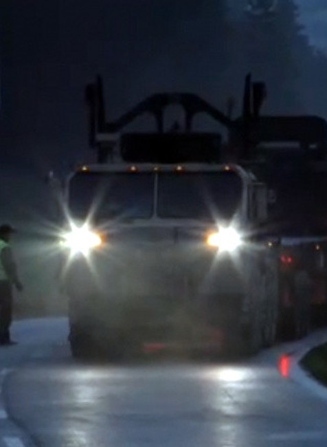 Nehoda vojenského konvoju s autom 