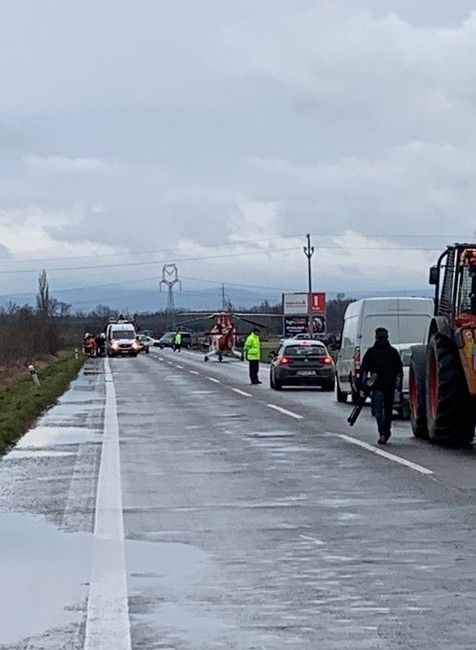 Reťazová nehoda pri Veľkých Levároch. Zasahovať musel vrtuľník 