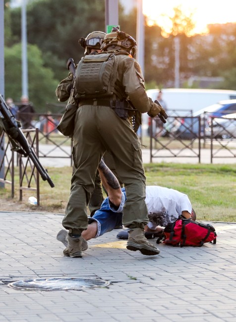Protestujúce ženy v Bielorusku a zásah polície