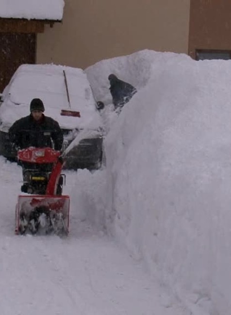 Husté sneženie komplikuje situáciu. Lavína spadla pred prichádzajúci vlak