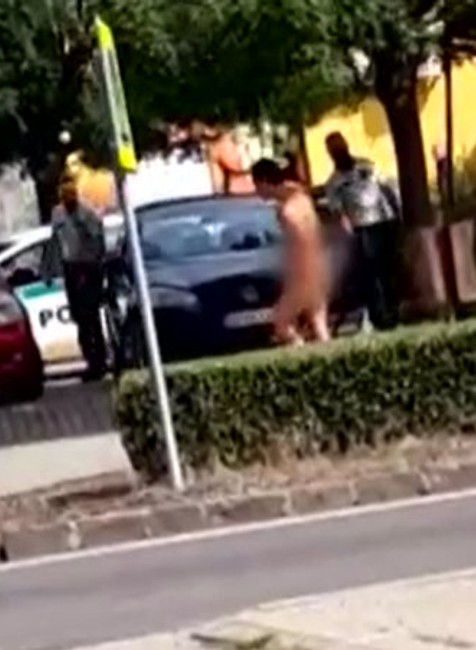 Po ulici sa prechádzal nahý muž.