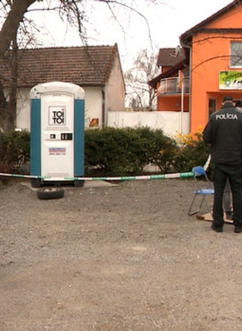 Šokujúci nález na námestí. V prenosnom záchode bol mŕtvy muž