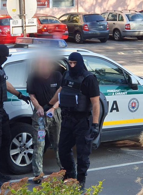 Jána, ktorý mal brutálne zabiť svojho suseda a potom ho vláčiť na lane za autom, poslal súd do väzby