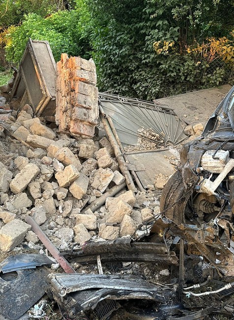 Rozpadnutý dom po náraze auta