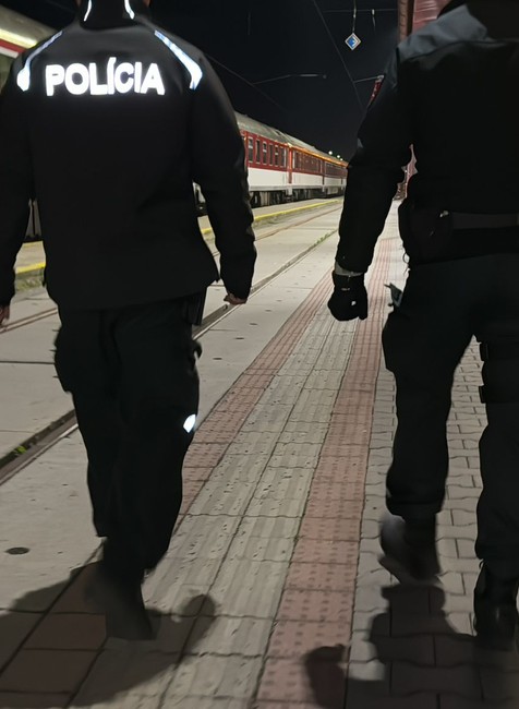 Pobodaná žena vo vlaku