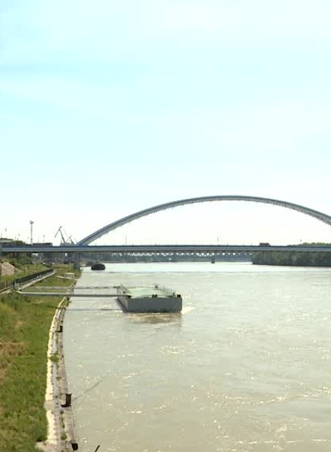 Záchranná akcia na Dunaji. Čln narazil do piliera mosta Apollo