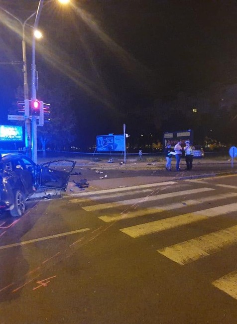 Tragická nočná autonehoda: Štyri osoby sú v kritickom stave, jedno z áut dokonca zachytilo chodca na priechode