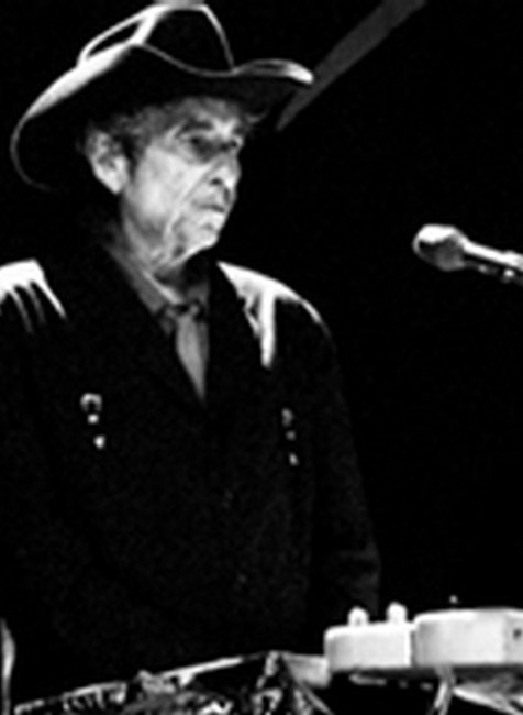 starý bob dylan stojí