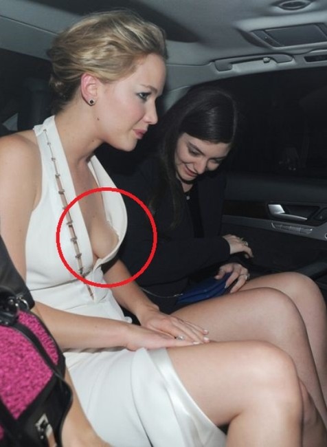 Herečke Jennifer Lawrence vypadol celý prsník na premiére filmu Drozdajka I. Pred úplným trapasom ju zachránila špeciálna telová nálepka, ktorá jej skryla bradavku