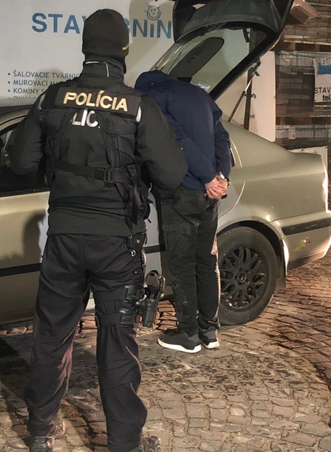 Policajti po prehliadke bytu zadržali aj mužovu partnerku