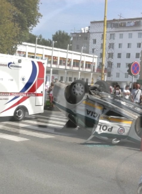 Policajt na policajnom aute havaroval a prevrátil sa