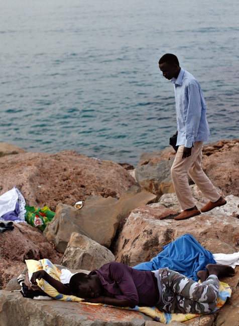 Migranti sa modlia počas Ramadánu v Taliansku1