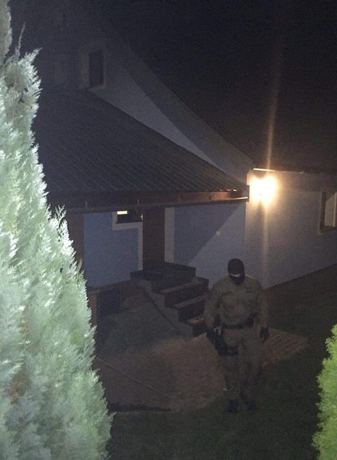 Policajti od skorého rána zasahujú v Čadci: Pri domových prehliadkach zaistili zbrane