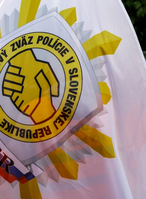 Zhromaždenie Odborového zväzu polície pred budovou parlamentu v Bratislave