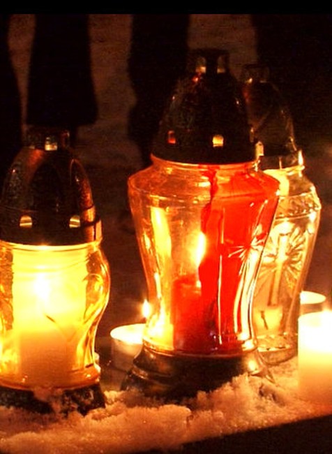 Zapálené sviečky. Ľudia spomínajú na napadnutého muža 