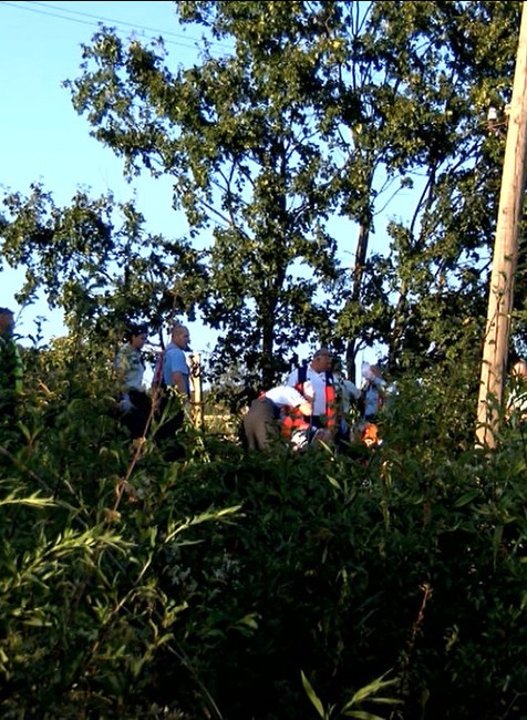 záchranári na koľaji, kde došlo k prejdeniu muža