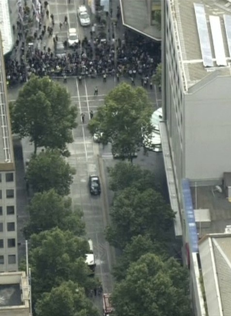 Explózia a útok nožom. Muž napadol ľudí na ulici