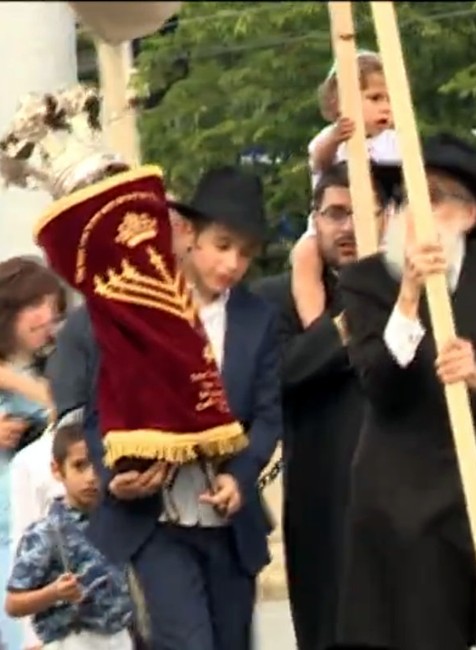 Židovská komunita v Bratislave je stále aktívna. Do života uviedli novú tóru