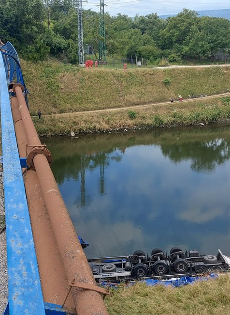 Nehoda kamióna: Vodič zletel z mosta