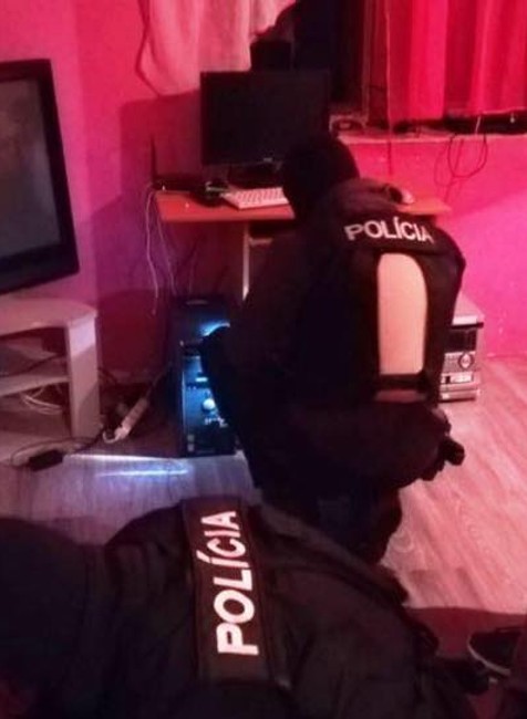 Obchodovali s mladou ženou, nútili ju k prostitúcii