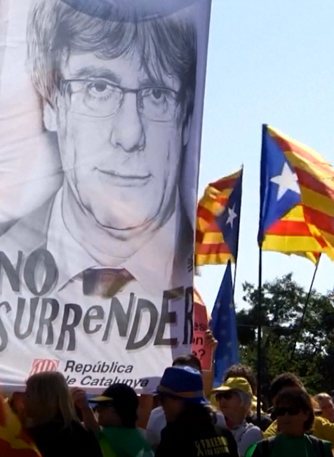 Úvodné zasadnutie nového Európskeho parlamentu poznačili protesty