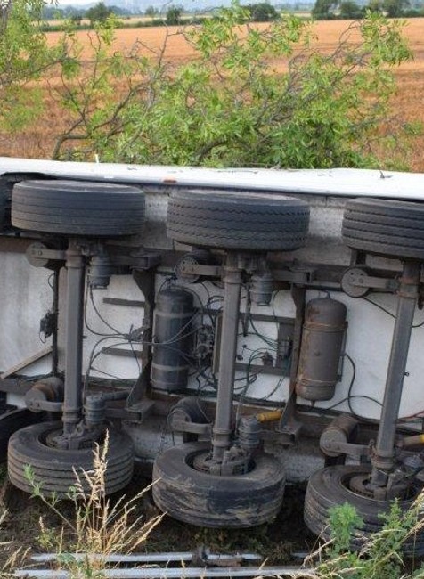 Pri Hlohovci sa prevrátil kamión. Premávka zostala obmedzená