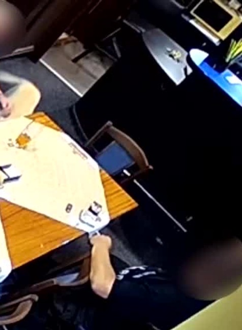 Popíjanie v bare sa skončilo streľbou. Mužovi hrozí za zapálenú cigaretu až 8 rokov