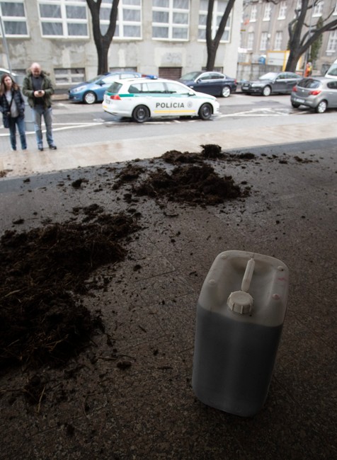 Farmári vysypali pred budovu agrorezortu a PPA hnoj 