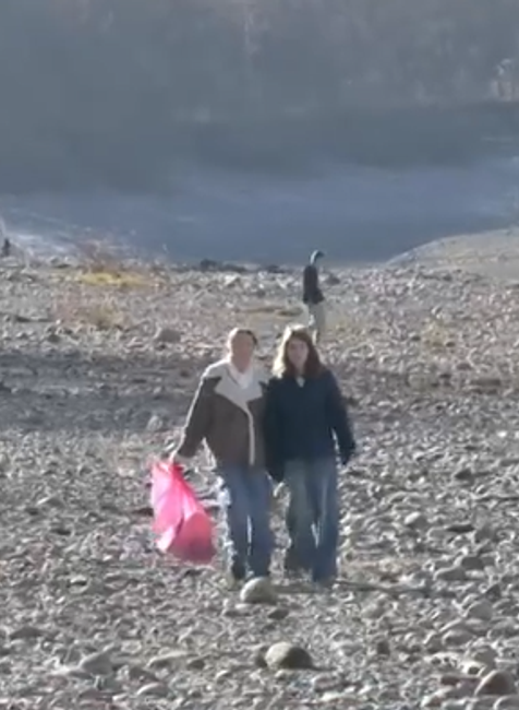 Žiaci zbierajú odpadky