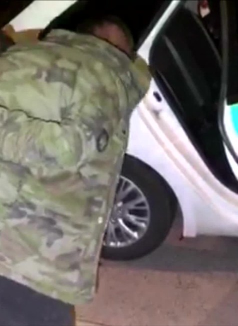 Divokú jazdu v centre Spišskej Novej Vsi ukončil náraz do stĺpika. Ani útek po vlastných sa šoférovi nevydaril