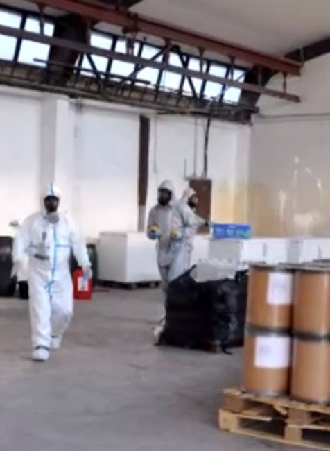 Policajti našli miesto, kde sa vyrábali dizajnérske drogy.  Množstvo, ktoré zaistili, by zaplnilo kamión