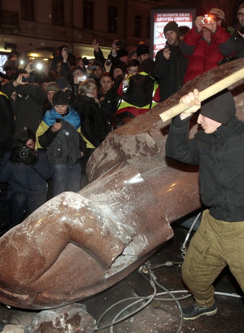 Ukrajina pád Lenina demonštranti 1
