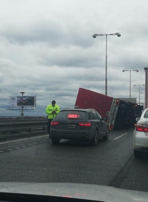 Na viacerých úsekoch hlásia obmedzenia. Víchrica prevrátila návesy, vietor láme aj stromy 