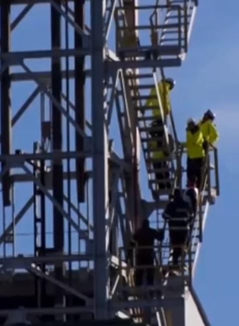 Záchranné zložky zasahujú pred Baňou Nováky. Aktivisti vyliezli na ťažobnú vežu