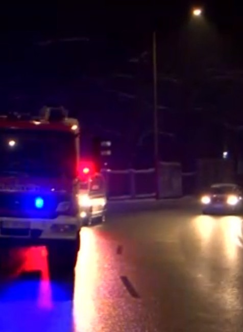 Krkolomná jazda českého vodiča. Vyletel z cesty, prerazil múr a zapichol autom len pár metrov od Váhu