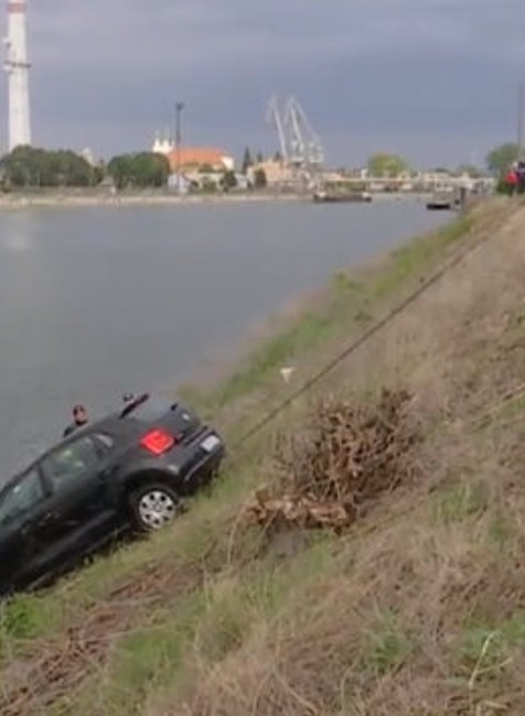 Auto skončilo vo vode