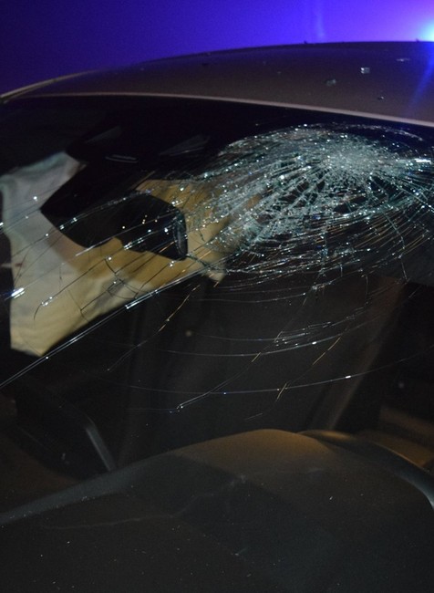 Vážna nehoda pri odťahovaní odstaveného auta. Pracovník (30) odťahovky zostal zakliesnený medzi vozidlami