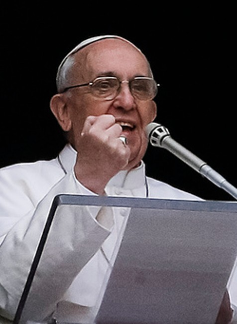 a archívnej snímke zo 17. marca 2013 pápež František gestikuluje počas modlitby Anjel Pána z okna s výhľadom na Námestie svätého Petra vo Vatikáne.