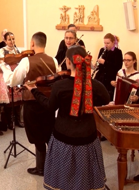 Kňaz spieval na trojkráľovej omši ako spevák. Doprevádzali ho folkloristi