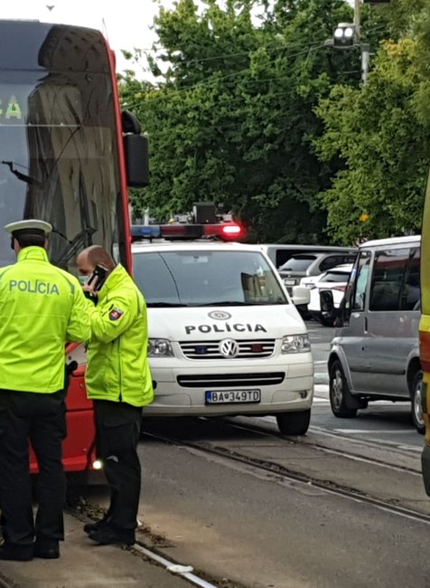 Zrážka chodca s električkou. Nehoda paralyzovala dopravu v Bratislave