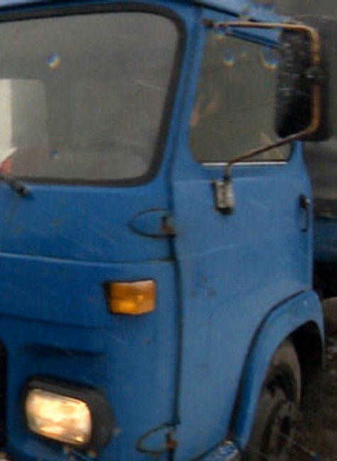 Razia polície v garáži. Luxusné auto našli rozpílené a rozobraté na súčiastky