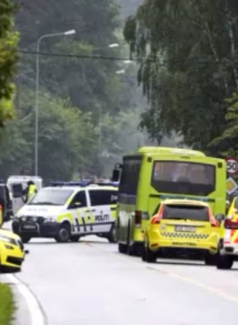 Streľba v nórskej mešite: Muž vošiel do vnútra v uniforme a s prilbou na hlave