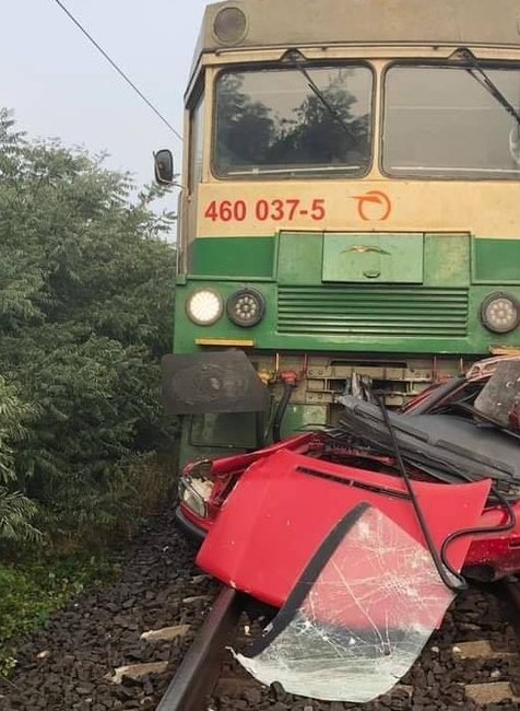 Vlak narazil do auta a tlačil ho stovky metrov.