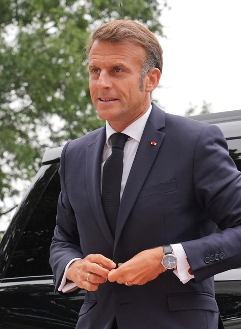 Emmanuel Macron v Bielom dome 