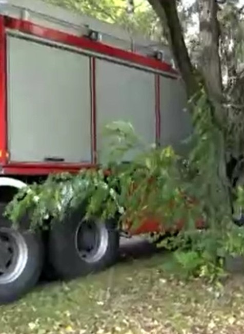 Masívny vietor lámal stromy, intenzívny dážď spôsobil problémy mnohým Slovákom.