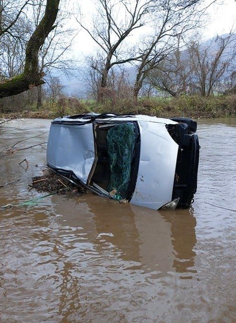 Tragédia v Revúcej: Záchranári našli vrak auta a dve telá v rieke