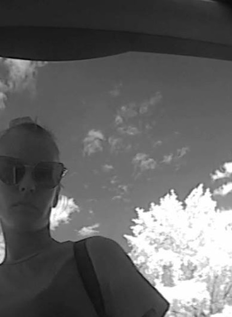 Žena mala odcudziť peniaze z bankomatu