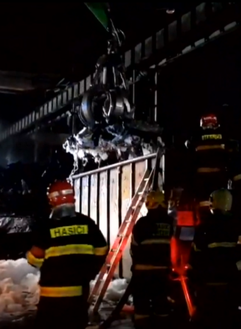 Obrovský požiar zachvátil šrotovisko. Vidieť ho bolo na desiatky kilometrov ďaleko